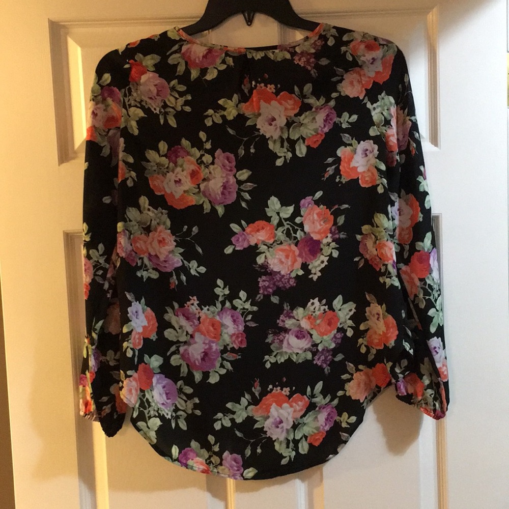 Beautiful Black Floral Blouse - Picture 4 of 4